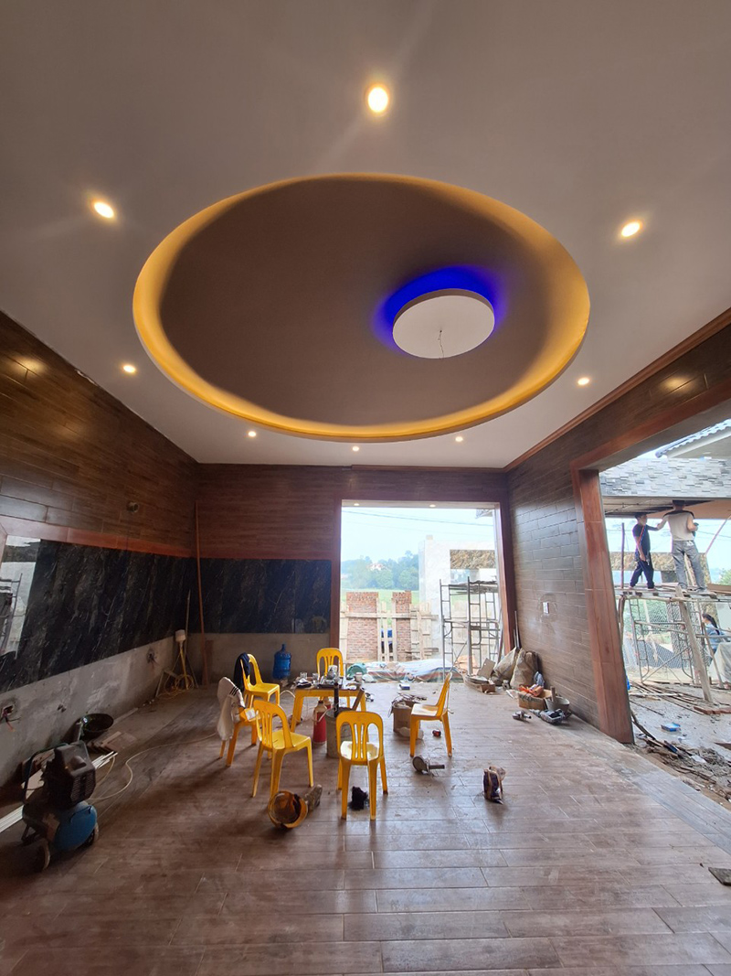thi-công-trần-thạch-cao-phòng-khách-bao-nhiêu-tiền-1m2