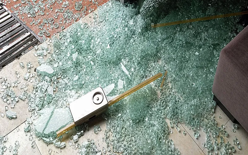 Những Rủi Ro Khi Tháo Vách Kính Sai Kỹ Thuật