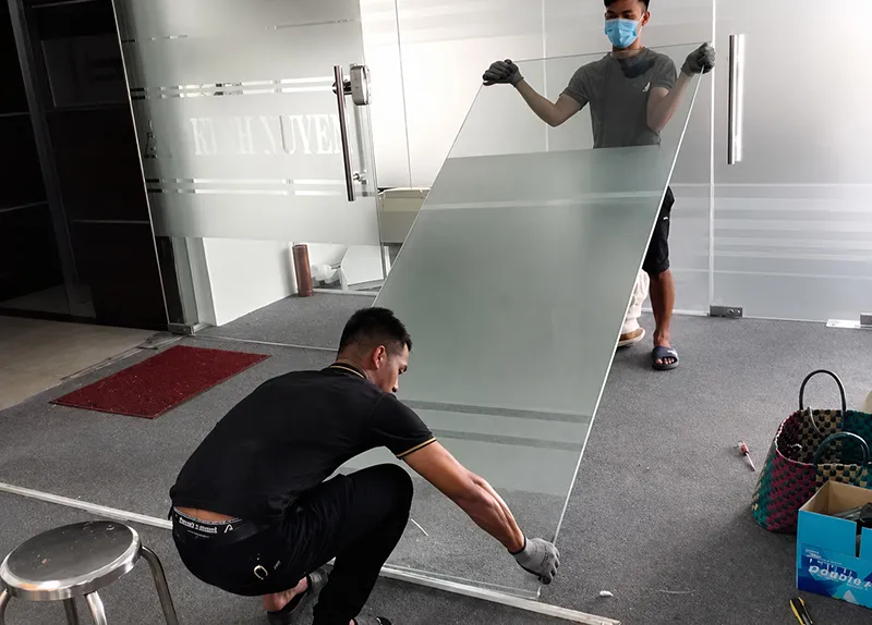Thợ Tháo Dỡ Cửa, Vách Kính Cường Lực