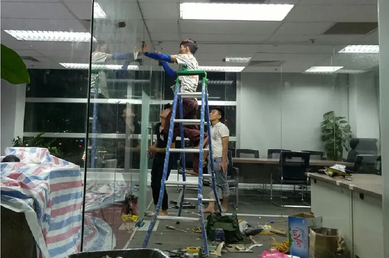 5 Sai Lầm Khi Tháo Dỡ Kính Cường Lực Dễ Gây Nổ Vỡ