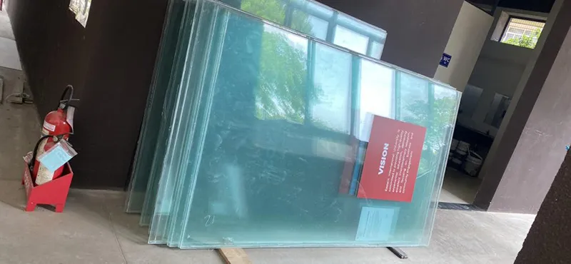 Dựng Tấm Kính Vào Tường