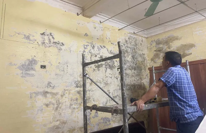 Hướng Dẫn Xử Lý Tường Nhà Cũ Bị Bong Tróc Xuống Màu